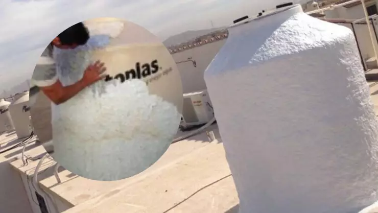 ¡Para combatir el calor! Hombre forra su tinaco con papel para mantener el agua fría