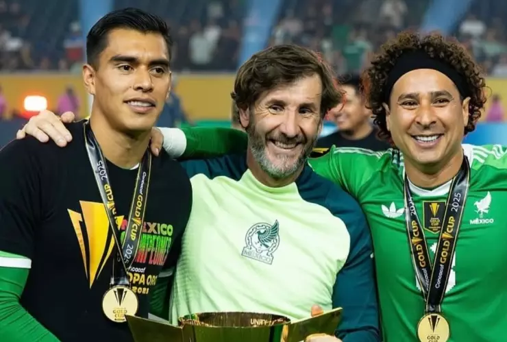 Raúl Rangel y Memo Ochoa tras ganar la Copa Oro