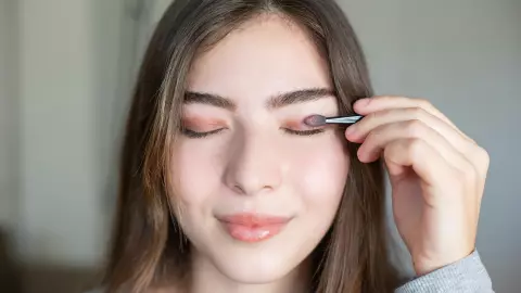 Maquillar los ojos pequeños para agrandar la mirada es una técnica visual
