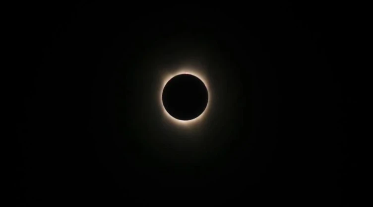 Qué-es-el-eclipse-solar-híbrido-y-cuál-fue-el-último-que-ocurrió-en-México