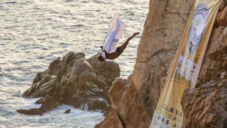 Amadeo Alcocer, un joven clavadista profesional de 18 años dando el salto número 5 millones para obtener el Récord Guinness en Acapulco.