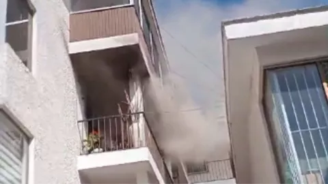 VIDEO | Fuerte incendio en Lomas del Country; torre departamental se prende en llamas HOY