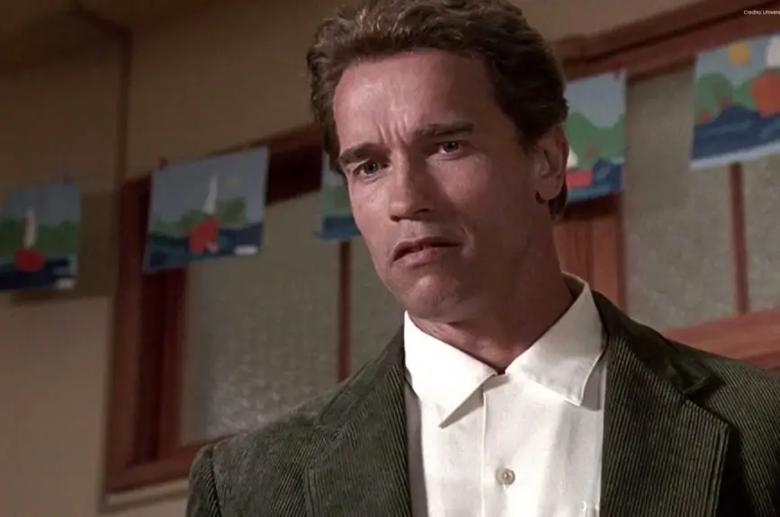 Arnold-Schwarzenegger-detective-en-el-kinder