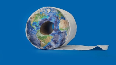 El papel de baño se debe depositar en el inodoro; pero no todo lo relacionado al papel