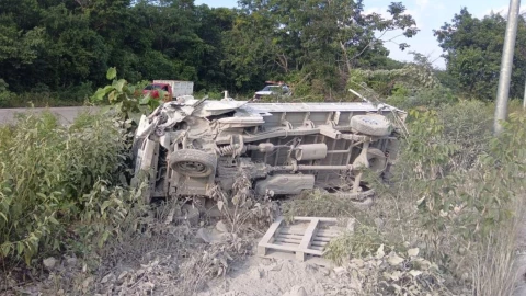 Camión termina volcado tras accidente en la Av. Huayacán en Cancún HOY, 18 de noviembre de 2025: ¿Qué ocurrió?