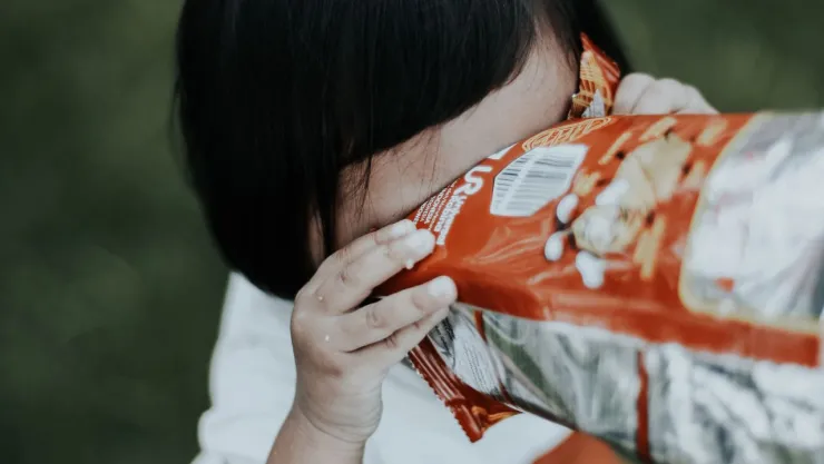 Niño de 5 años muere tras consumir una bolsa de papas fritas; investigan objeto hallado en el empaque