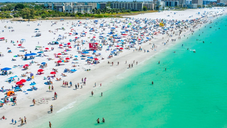 gente disfruta de la bonita playa en Siesta Key, FL.