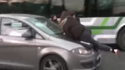 Conductora atropella mujeres en el 8M