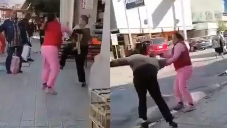 Una abuelita y una mujer peleando afuera de un mercado