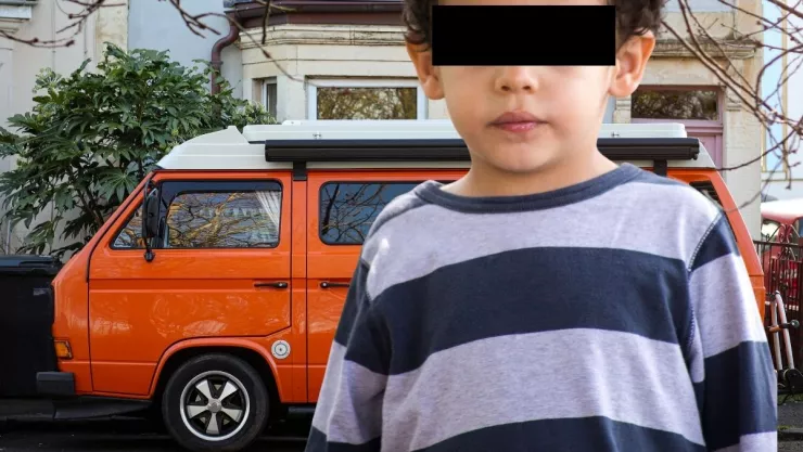 Encuentran a niño viviendo en la cajuela de una furgoneta