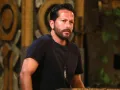 ‘Warrior’ escucha que Janette hace algunos comentarios sobre lo que está diciendo Edwin.