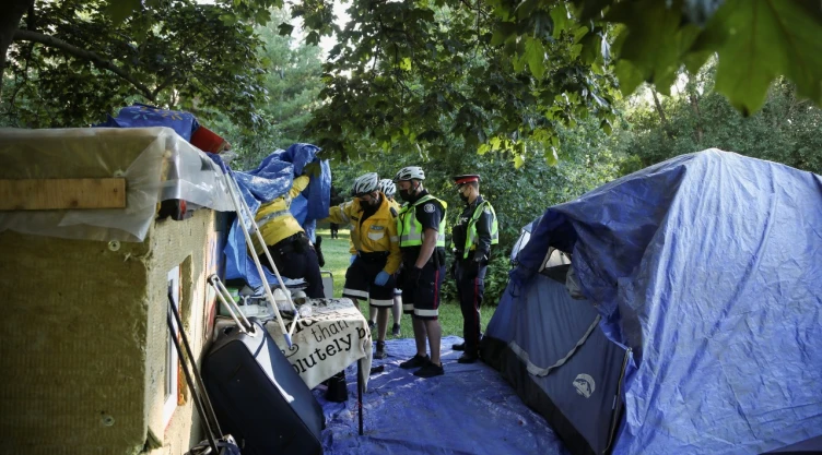 toronto_policias_campamento_personas_sin_hogar