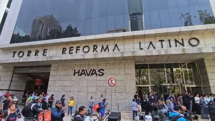 Muere persona tras caer de Torre Reforma Latino sobre Paseo de la Reforma