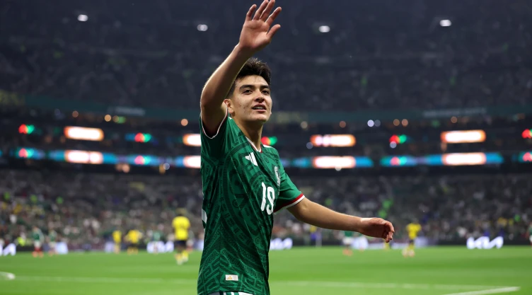 Gilberto Mora termina la preparatoria tras el Mundial 2026; así fue su graduación después de la eliminación de México