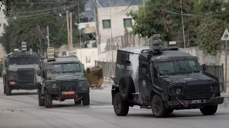 Vehículos blindados israelíes en Yenín, Cisjordania.