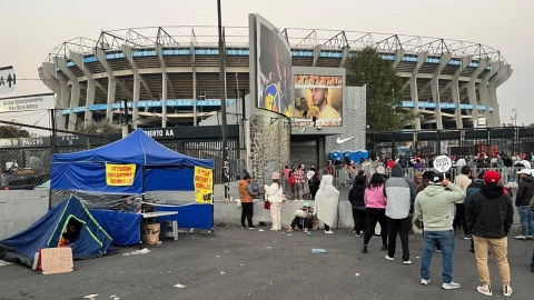 Fans de Bad Bunny acampana previo a los conciertos de CDMX