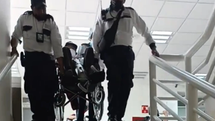 VIDEO-Pacientes-del-Hospital-Regional-del-ISSSTE-en-Puebla-son-cargados-por-personal