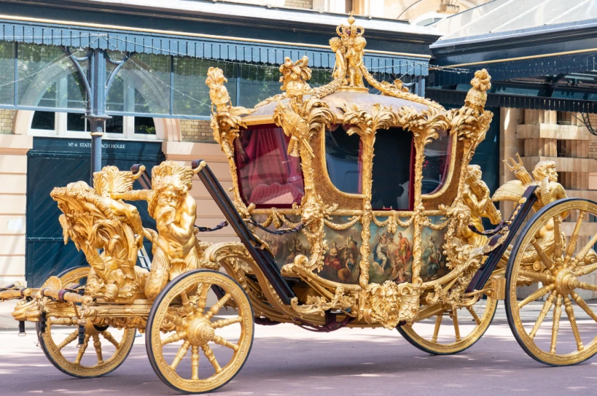 Gold State Coach es el carruaje que utilizan los reyes después de la coronación.
