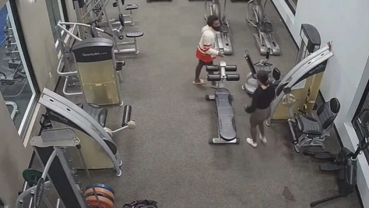 Mujer se defiende de agresor sexual dentro de un gimnasio