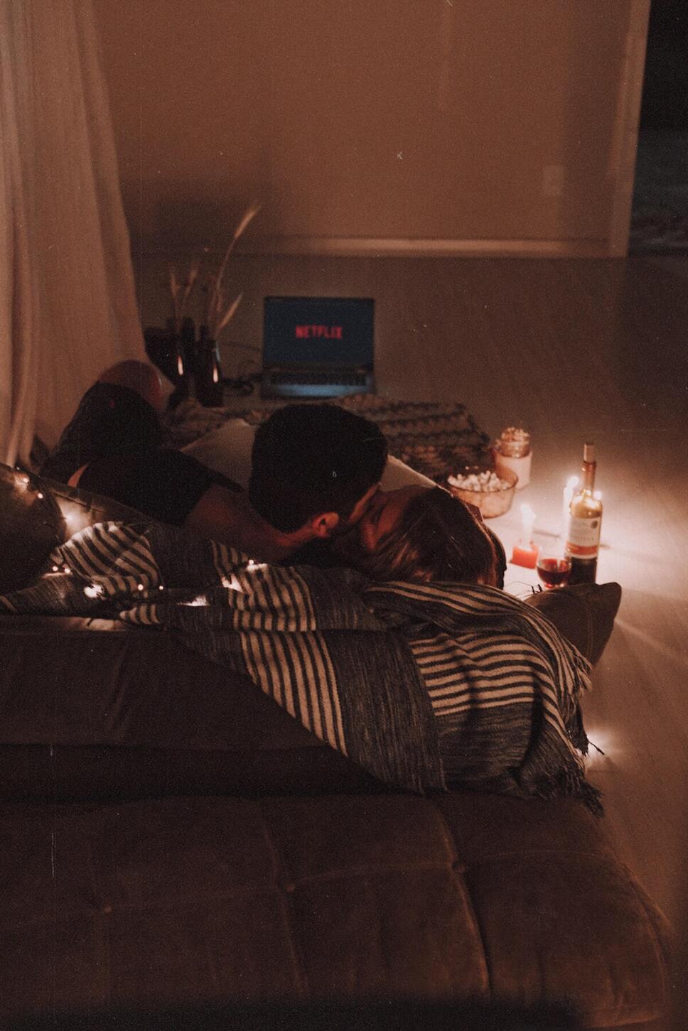 pareja infiel viendo peliculas en netflix