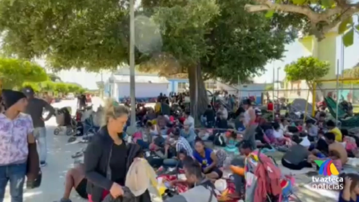 La caravana migrante, ya en territorio oaxaqueño, siguió su camino. El lunes llegó al municipio de Chahuites. 30 migrantes aceptaron la visa humanitaria y fueron trasladados a la garita de Tapanatepec.