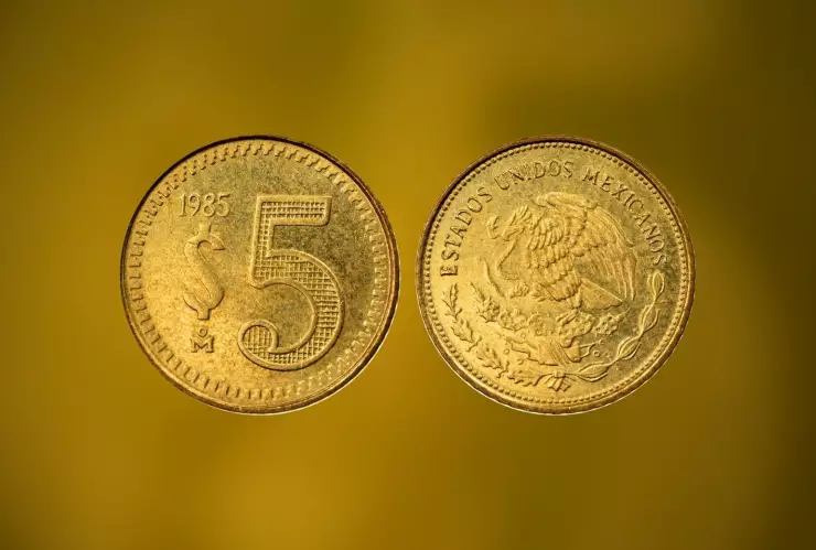 Anverso y reverso de moneda mexicana de 5 pesos del año 1985
