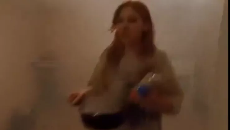 video de mujer que lanza agua hirviendo a su amigo.jpg