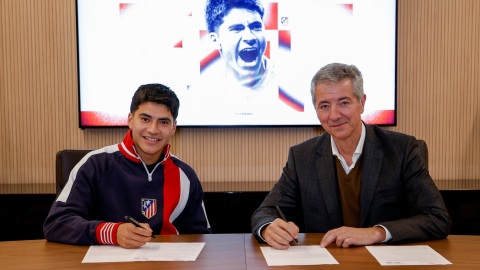 Obed Vargas firma su contrato con Atlét