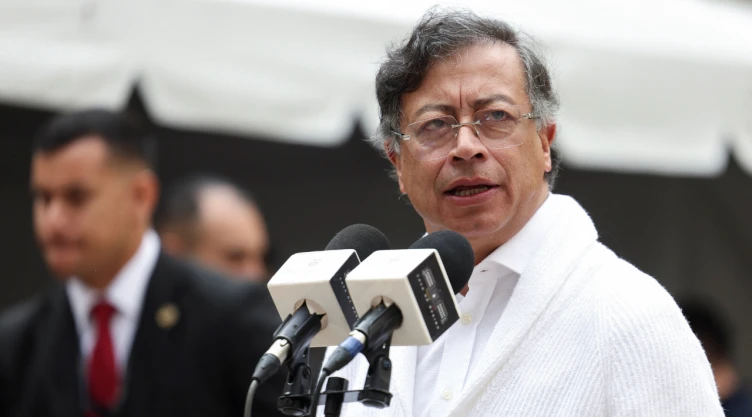 El presidente colombiano Gustavo Petro habla durante una conferencia de prensa tras emitir su voto en las elecciones legislativas y primarias de su partido para la elección del candidato presidencial, en Bogotá, Colombia, el 8 de marzo de 2026.