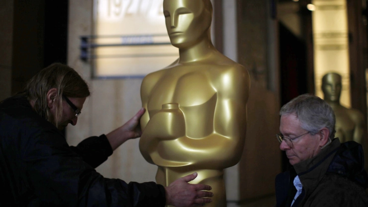 FOTO DE ARCHIVO. Trabajadores instalan la tradicional estatua gigante de los Oscar antes de la ceremonia de entrega de los premios del cine en Hollywood. REUTERS/Rick Wilking