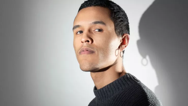 ¿Qué significa que un hombre use un arete en la oreja izquierda? La psicología responde