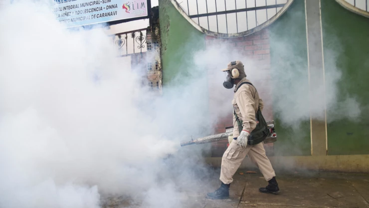 Trabajador fumigando para la prevención del Dengue en México