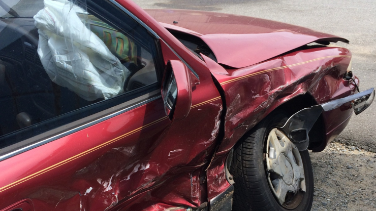 Movilización en Camino Real a Cholula hoy martes; conductor CHOCA contra taquería.