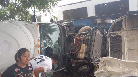 Tráiler y Tren Interoceánico en Chiapas chocan.