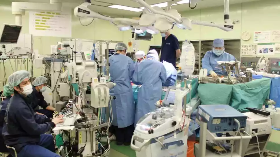 Mujer con COVID-19 recibió trasplante de pulmón de donantes vivos