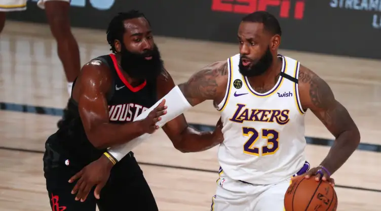 lebron y otra marca.jpg