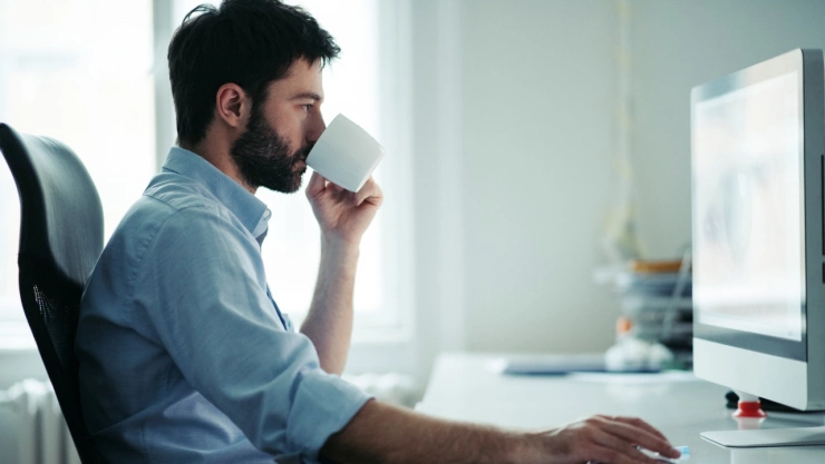 Confirmado: Esto pasa si tomas café y pasas mucho tiempo sentado