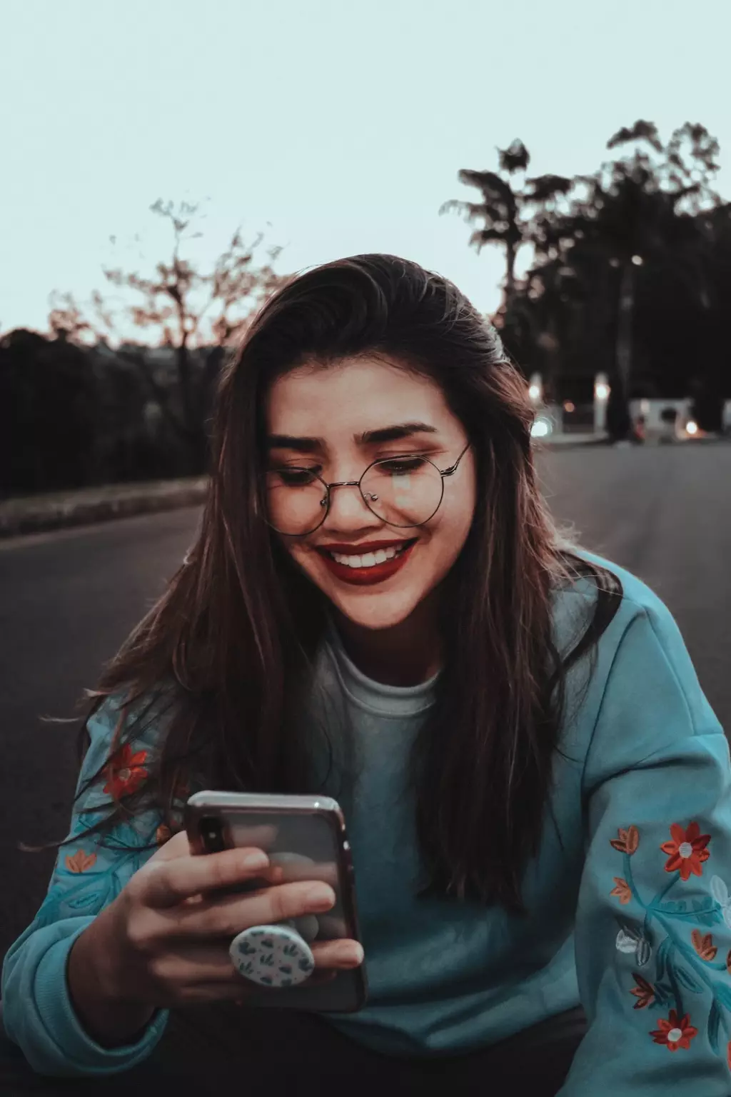 mujer escribiendo al reves en whatsapp
