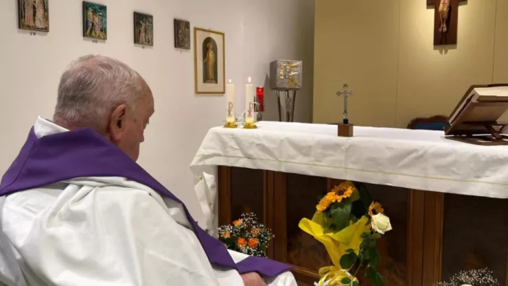 El Vaticano publica la primera foto del papa Francisco tras un mes hospitalizado