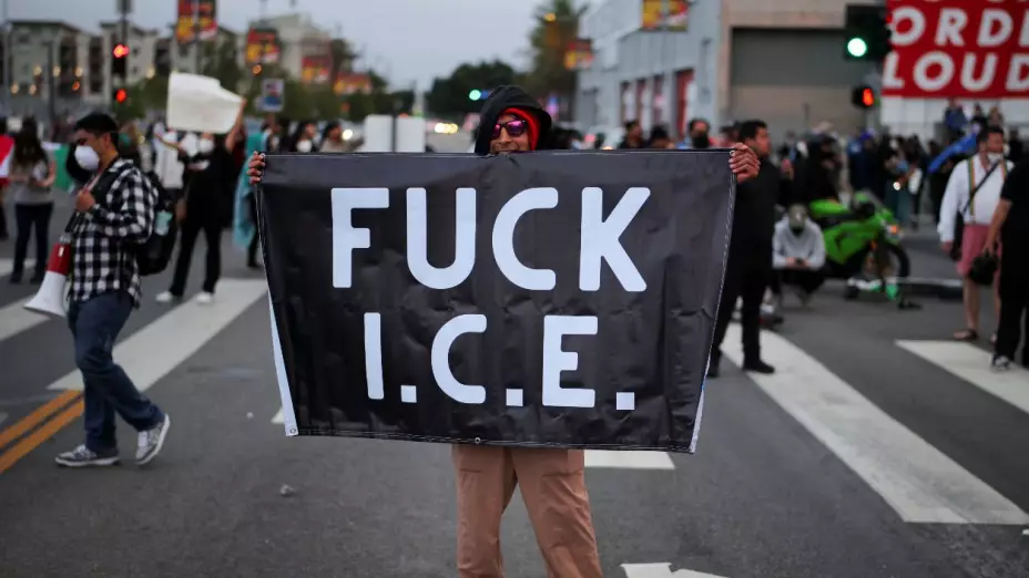 Migrantes protestan contra redada en Los Ángeles
