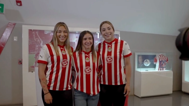 Alessandra Ramírez, Daniela Delgado y Wendy Toledo firman con Chivas Femenil.jpg