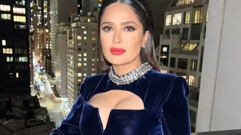 Salma Hayek incendia Instagram con su mejor bikini en este 2022.