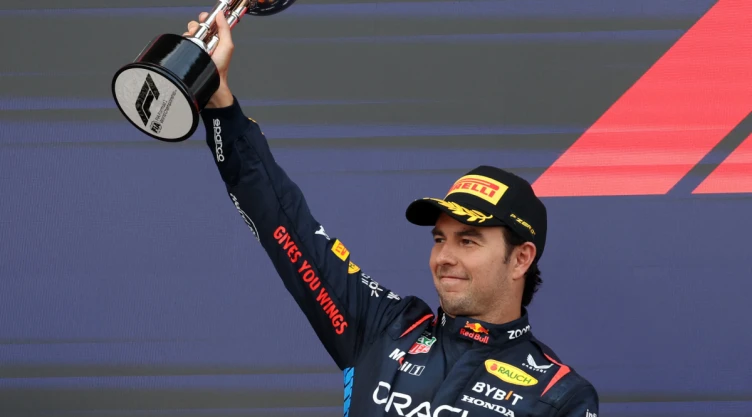 Checo Pérez alza el trofeo de segundo lugar del GP Japón