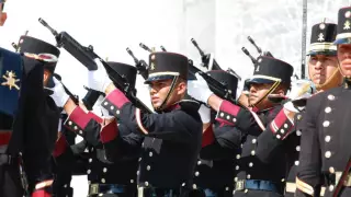 AMLO devela placa por los 200 años del Heroico Colegio Militar
