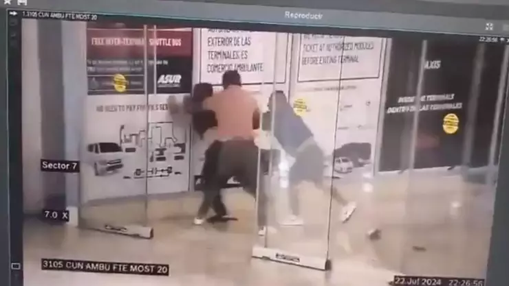 Detiene FGE de Quintana Roo a los dos taxistas que agredieron y extorsionaron a operador de plataforma en aeropuerto de Cancún