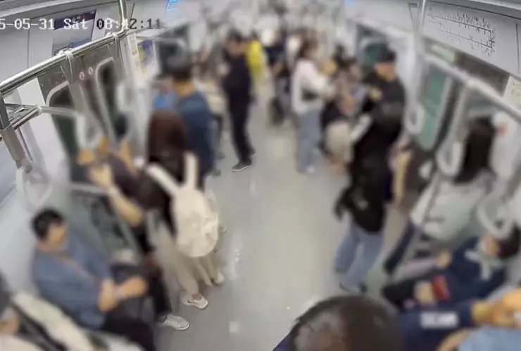 Captan el momento en que un hombre roció gasolina en el metro de Corea del Sur (VIDEO)