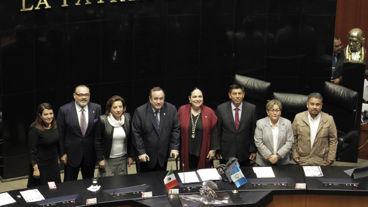 Reciben en el senado a presidente de Guatemala