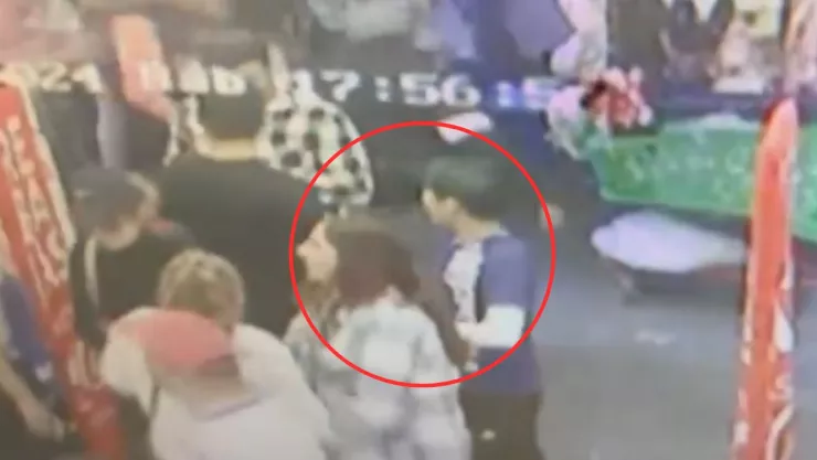 VIDEO: Vendedores ambulantes agredieron a elementos de Vía Pública en el Centro Histórico de Puebla