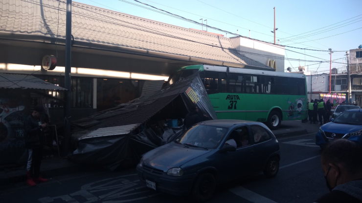 Autobús choca contra puesto en Calzada Ignacio Zaragoza