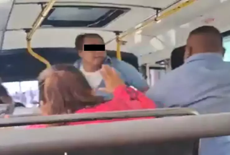 Dos choferes se agarran a golpes en plena ruta en Puebla